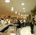 Bar dans le hall face aux écrans vidéos
